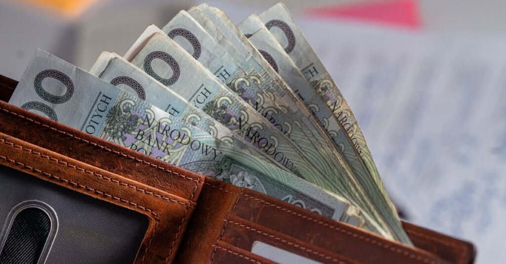 害獣駆除の費用を節約するための5つの方法を図解したイメージ。相見積もり、自治体補助、シーズンオフ利用などが描かれている。