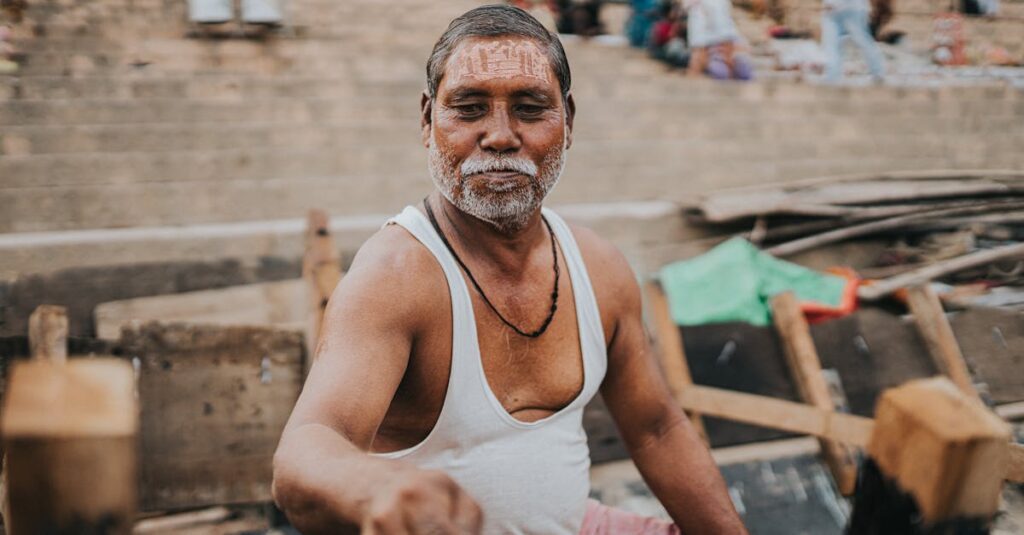 外壁塗装の契約前に確認すべきチェックリストをまとめたイメージ。担当者との打ち合わせと書面確認のシーン。