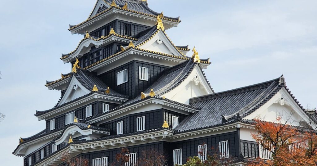 岡山県の外壁塗装業者が施主に見積書を丁寧に説明している様子。信頼できる地元業者の見極め方を表す写真。