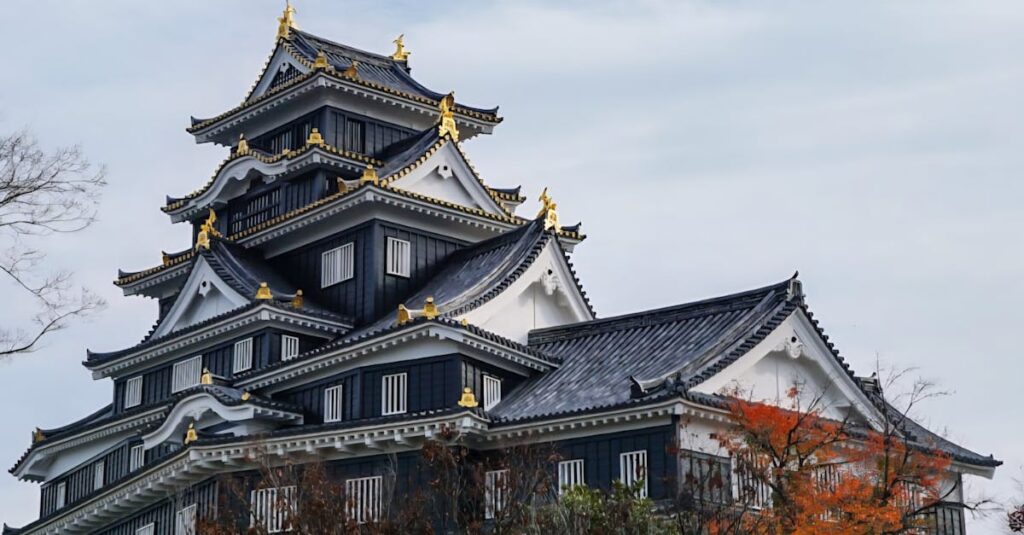 岡山県で外壁塗装業者を選ぶ際に注意点を確認する家主の様子。保証内容や信頼性をチェックしているイメージ。