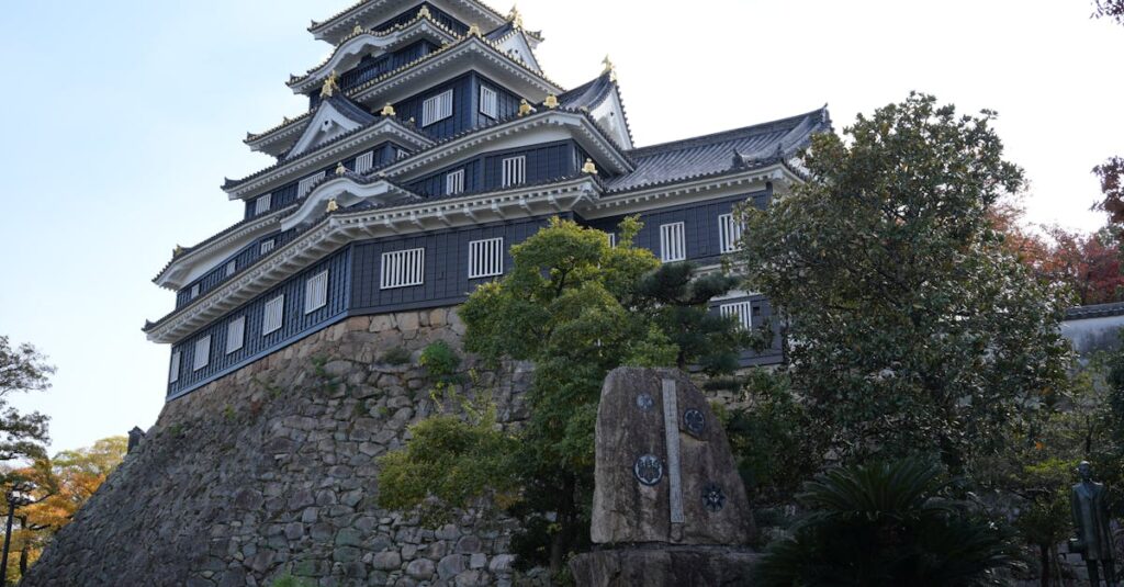 岡山県の地元外壁塗装業者が住宅外壁を塗装している様子。地域密着型の信頼と職人の丁寧な作業を表現した写真。