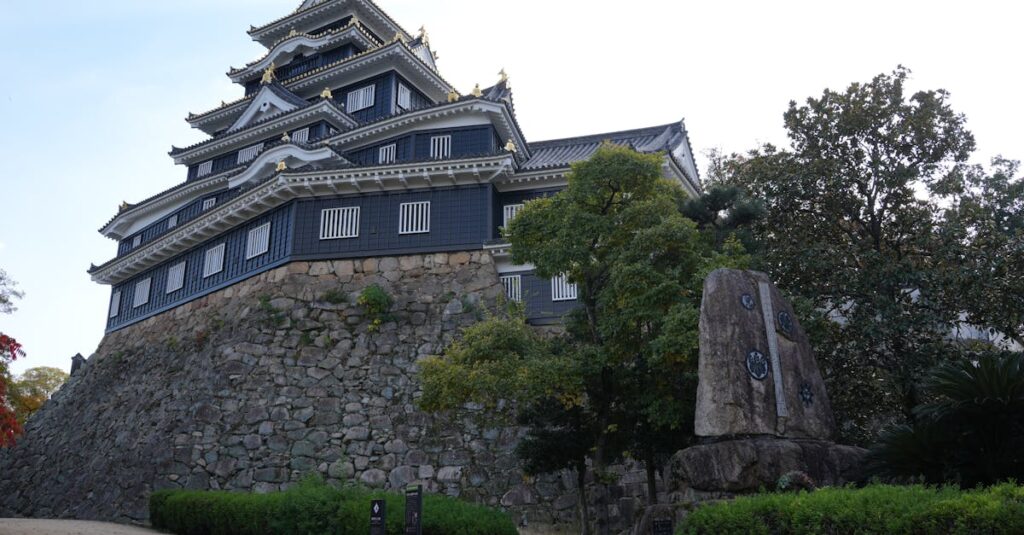 岡山県で外壁塗装業者を選ぶ際に注意点を確認する家主の様子。保証内容や信頼性をチェックしているイメージ。