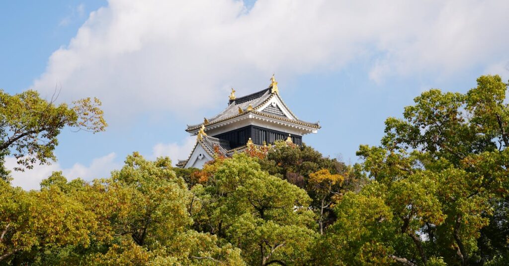 岡山県で外壁塗装を検討する施主が地元業者と大手業者を比較し、最適な選び方を考えている様子。