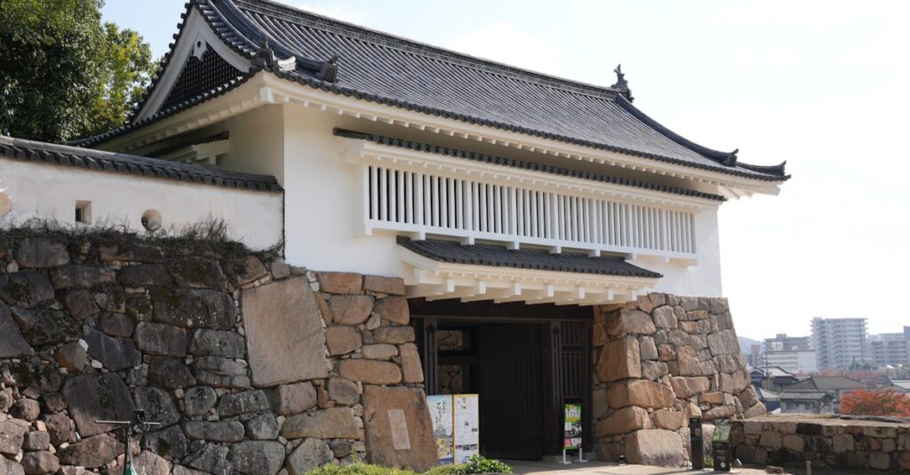 岡山県の地元外壁塗装業者が住宅外壁を塗装している様子。地域密着型の信頼と職人の丁寧な作業を表現した写真。