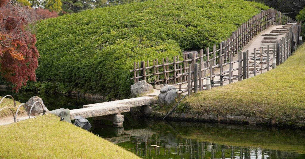 岡山県の外壁塗装業者が現地で丁寧に作業している様子。地域密着で対応が早く信頼される職人チーム。