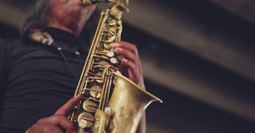 サックス買取前のチェックリストを確認する人の手元とチェックマーク付きのノート。