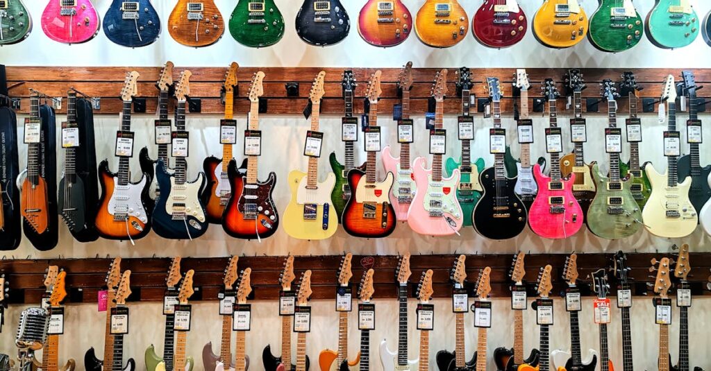 ギターを売るか迷って考え込む男性がギターを見つめる場面