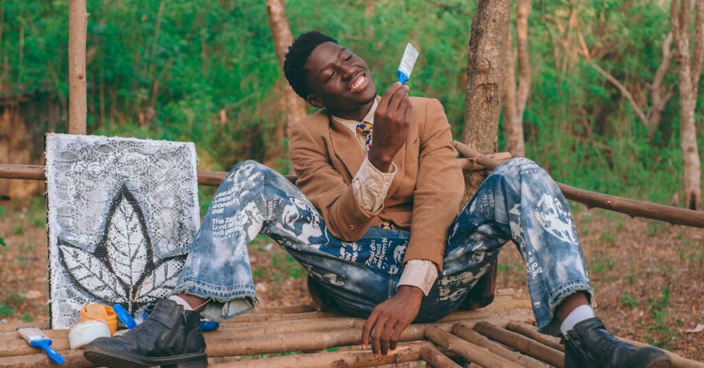 岡山県で外壁塗装を検討する施主が地元業者と大手業者を比較し、最適な選び方を考えている様子。