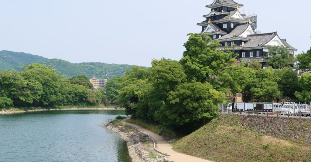 岡山県で外壁塗装業者を選ぶ際に注意点を確認する家主の様子。保証内容や信頼性をチェックしているイメージ。