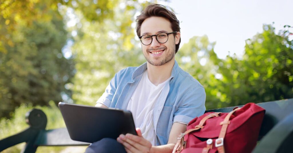 タブレットに格安SIMを挿して外出先で通信する女性のイメージ