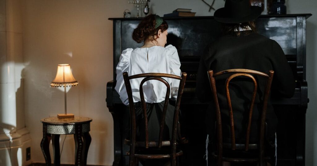 ピアノの現在の価値を査定する様子を表すイメージ画像