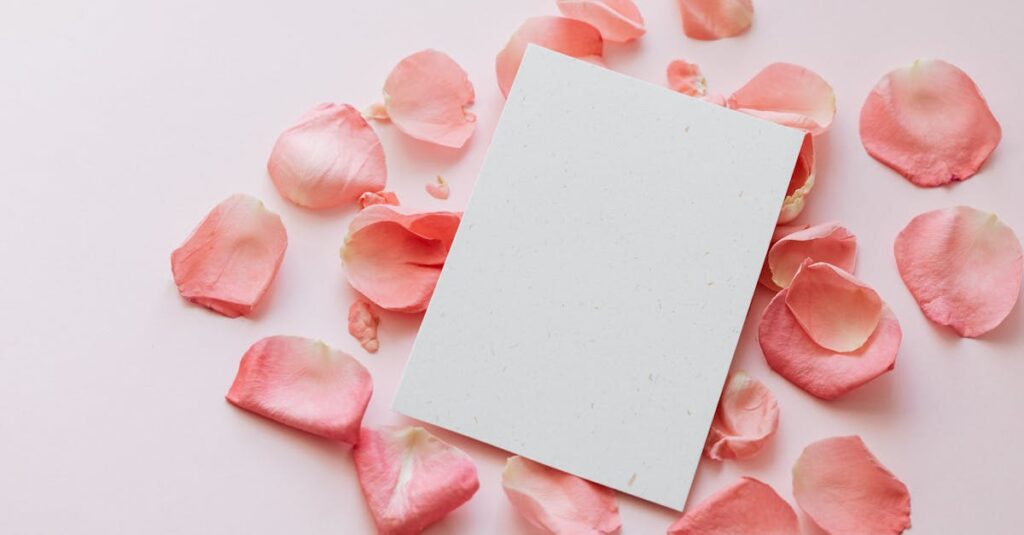 格安SIMのAPN設定を行っているスマートフォンの画面と手元のイメージ