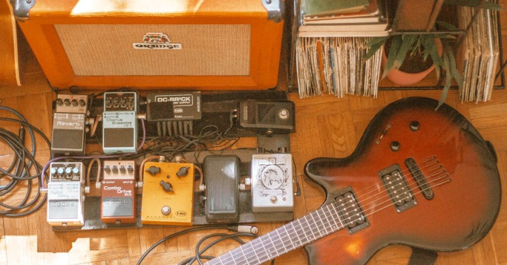 楽器を無料査定する様子。査定士が丁寧に状態を確認している場面。