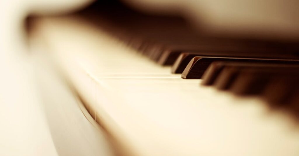 楽器の査定を行っている様子。査定員がギターの状態を丁寧にチェックしている