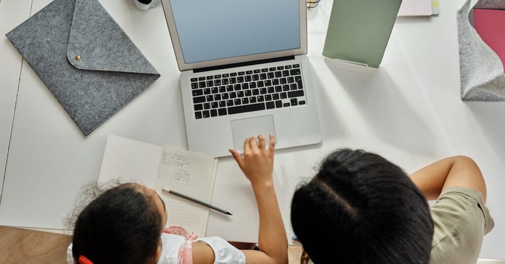 英会話をオンラインか通学型かで迷っている人が自分に合う方法を診断している様子のイメージ