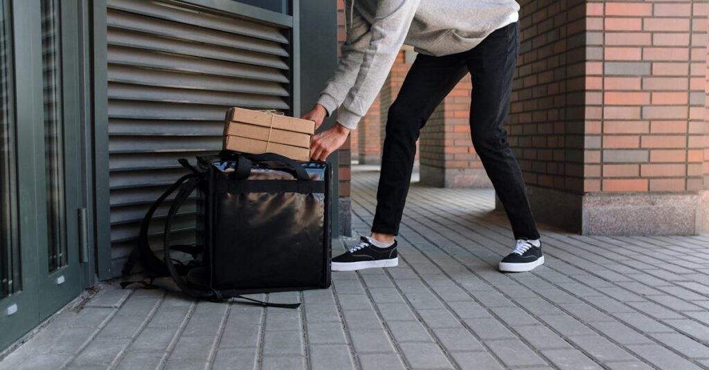 宅配買取・店頭買取・出張買取の違いを比較する表。各方法のメリットとデメリットが一覧で示されている