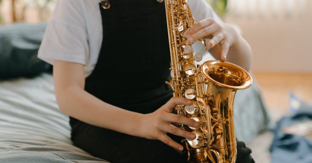 楽器の出張買取当日の流れを査定から現金受取まで丁寧に説明する様子