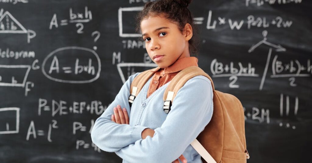 英会話を通じて自信を持った子どもが笑顔で話す場面