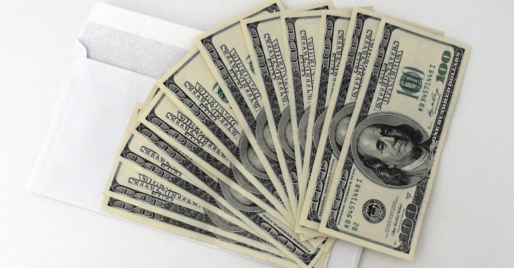 ゲーム買取で振り込まれた金額をスマホで確認している様子