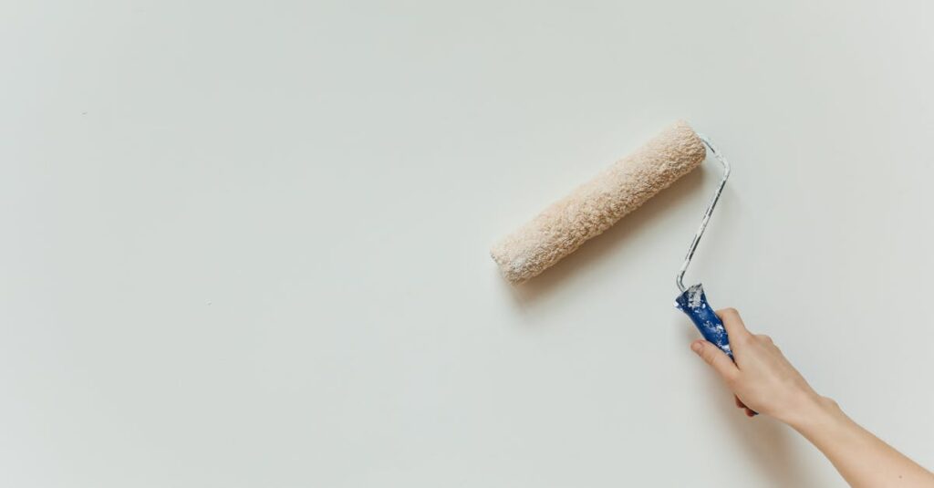 戸建て住宅における外壁塗装の費用相場とその要因を視覚的に示す図