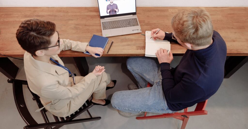 英会話を始めたい主婦が増えている理由を解説するイメージ画像。自宅で学ぶ主婦や親子の学習風景などを含む。