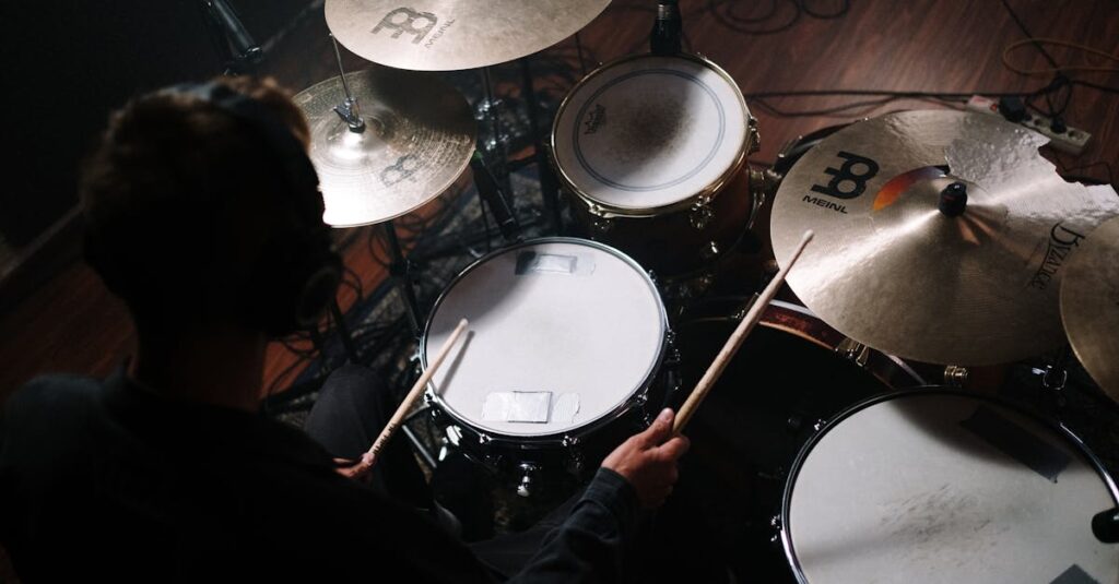 ドラムを高く売るための5つの具体的なコツを視覚的に説明した戦略的イメージ図