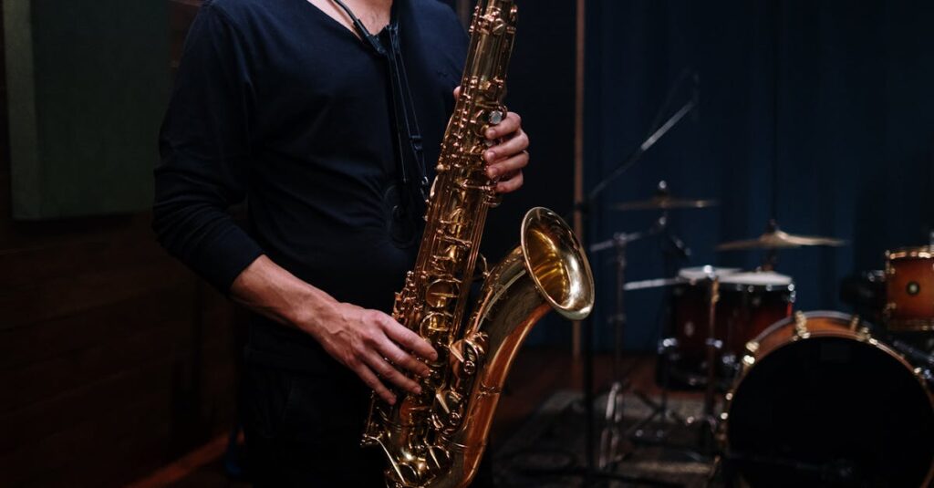 サックスの売却前に掃除や付属品の確認を行う人の手元。