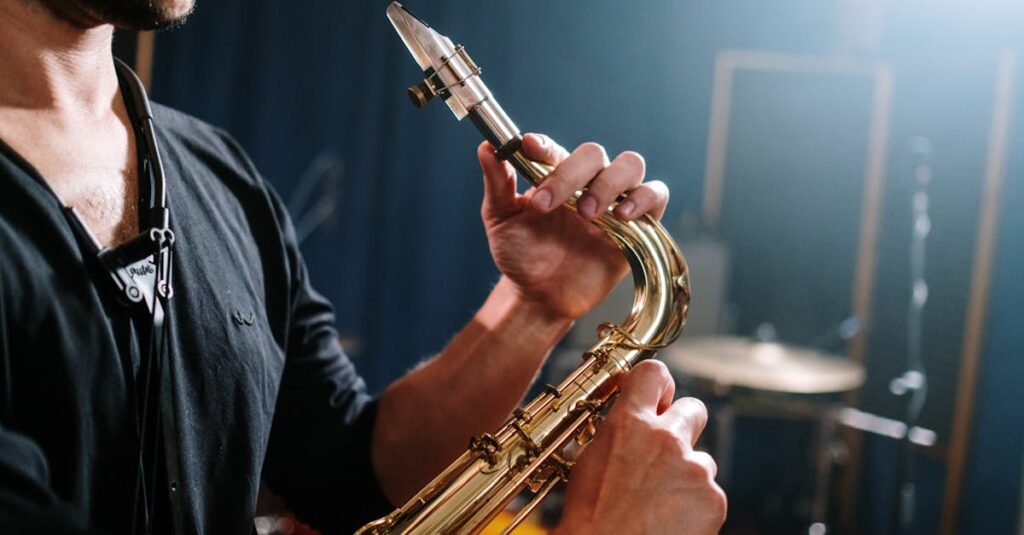 3つの異なるサックスメーカーのロゴとモデル写真を比較する表。