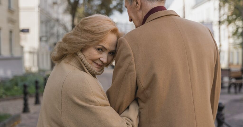 格安SIMに乗り換えて節約と安心を手に入れたシニアがスマホを笑顔で使っている様子