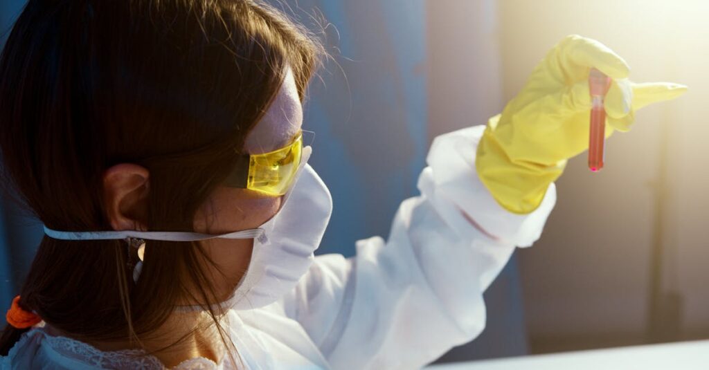 ハクビシン駆除を専門業者に依頼する直前、被害状況をスマホで撮影している人