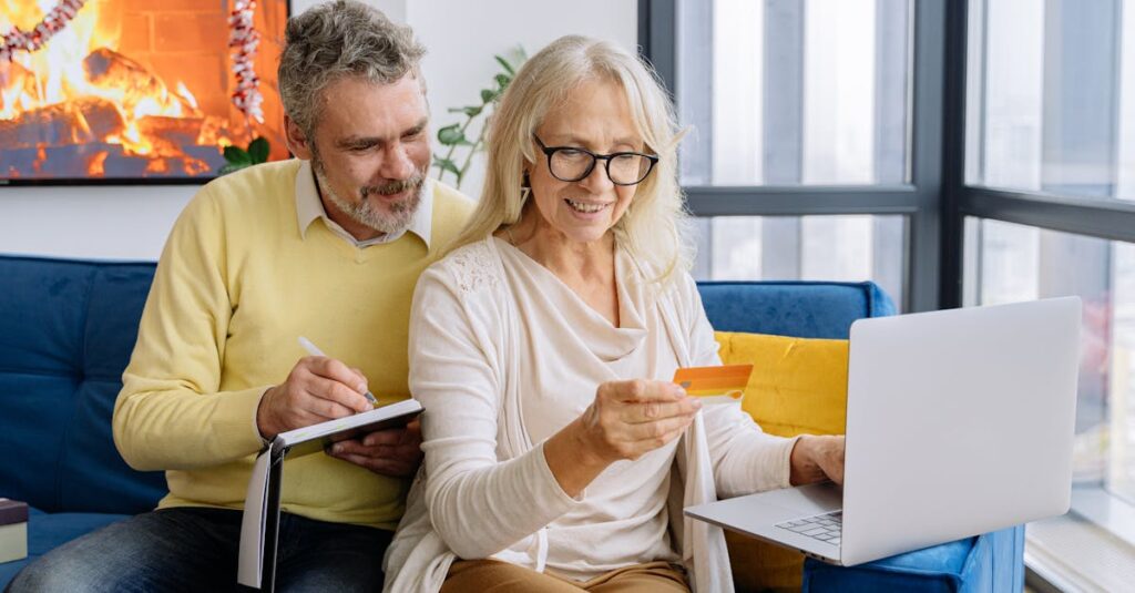 格安SIMカードを受け取りスマホに差し込んで設定するシニアとその家族