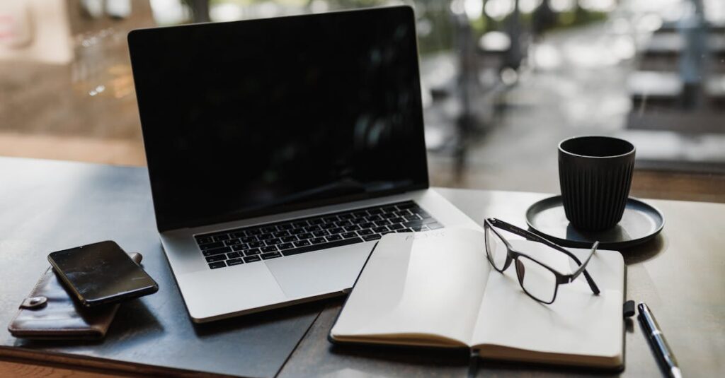 英語学習を継続している社会人が目標ノートを見ながら達成感を感じている場面。