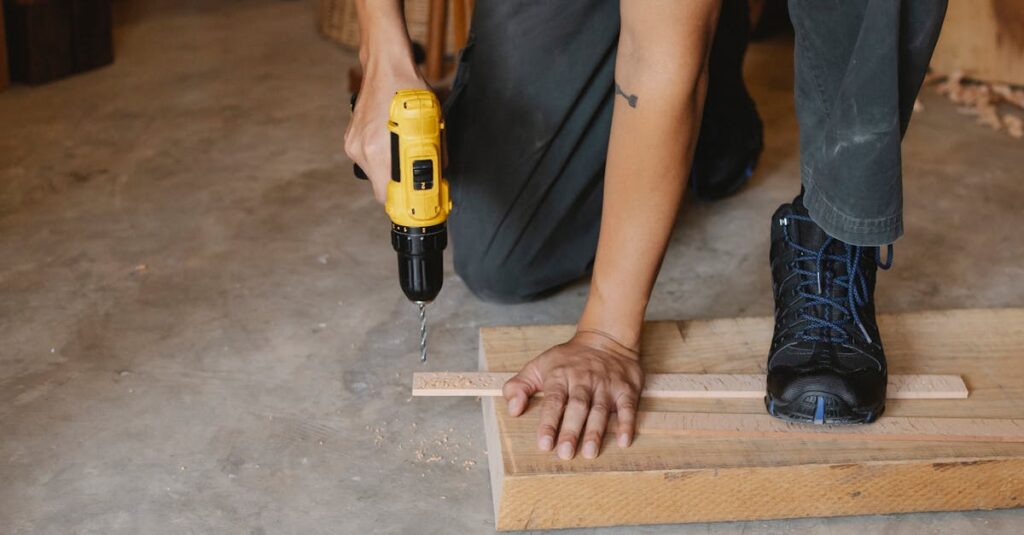 楽器の買取準備をする様子。丁寧にギターを清掃し、付属品を揃えて写真撮影をしている