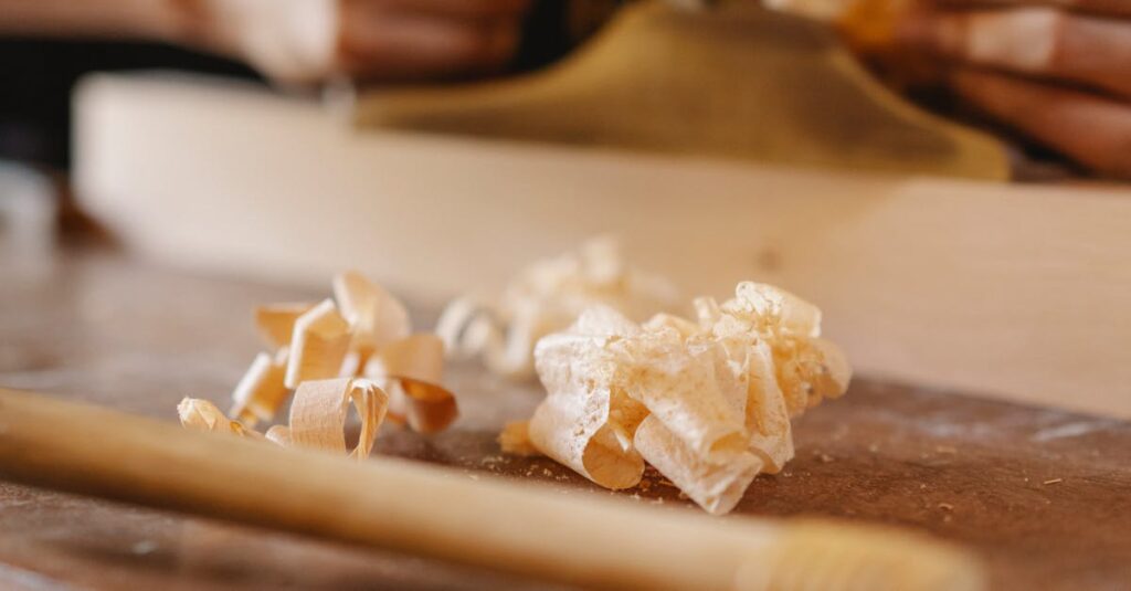 楽器を無料査定する様子。査定士が丁寧に状態を確認している場面。