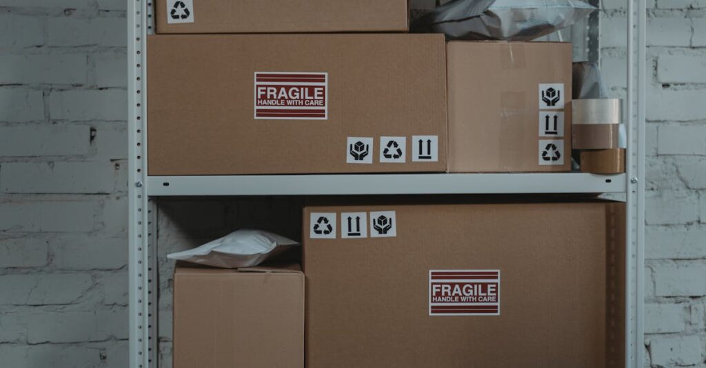 楽器を宅配で送るシーン。しっかりと梱包されたギターの段ボールが玄関に置かれている