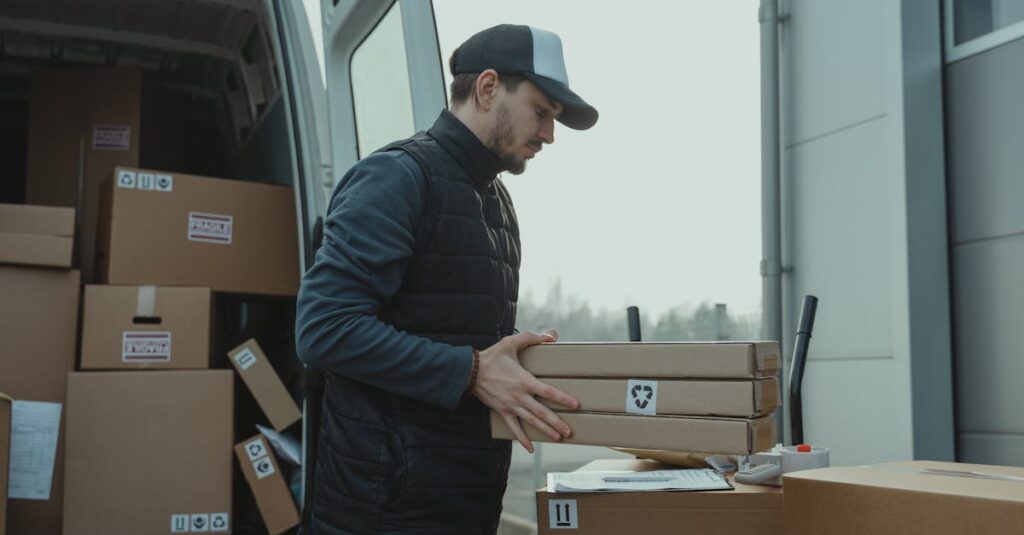 楽器を宅配で送るシーン。しっかりと梱包されたギターの段ボールが玄関に置かれている