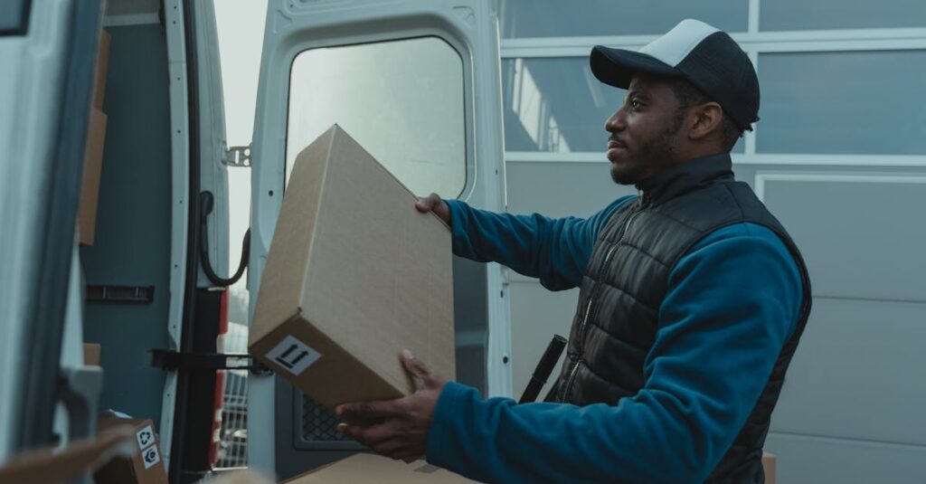 ゲームを箱に詰めて宅配で査定に出すイメージ画像