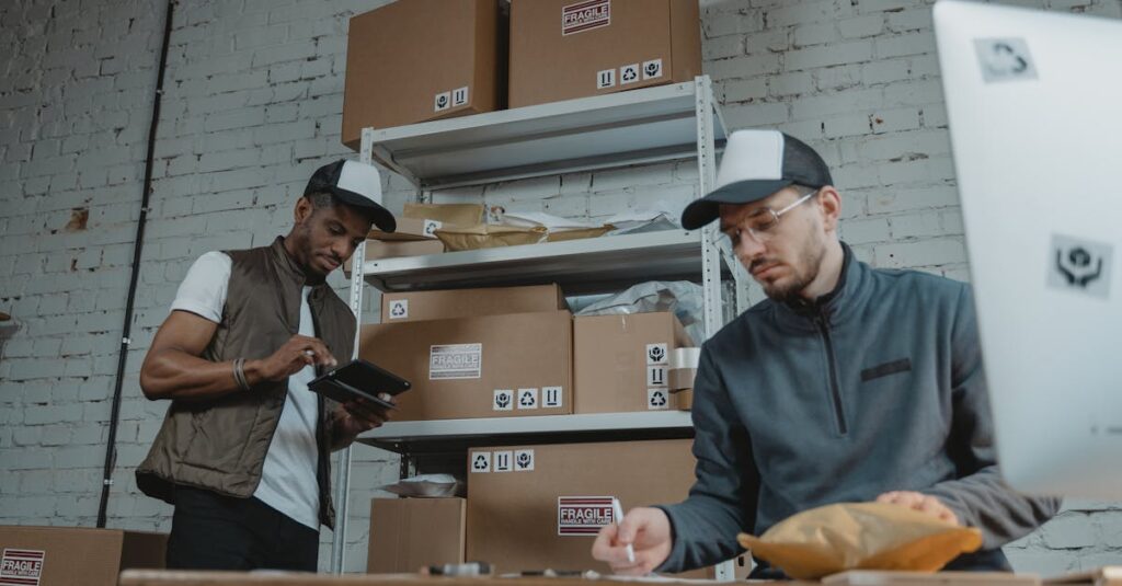 ゲームソフトを段ボールに詰めて宅配で買取に出す男性のイメージ