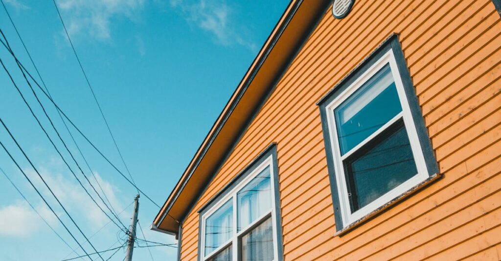 住宅の外壁塗装の施工中の様子。信頼できる業者を選ぶイメージが伝わる写真。