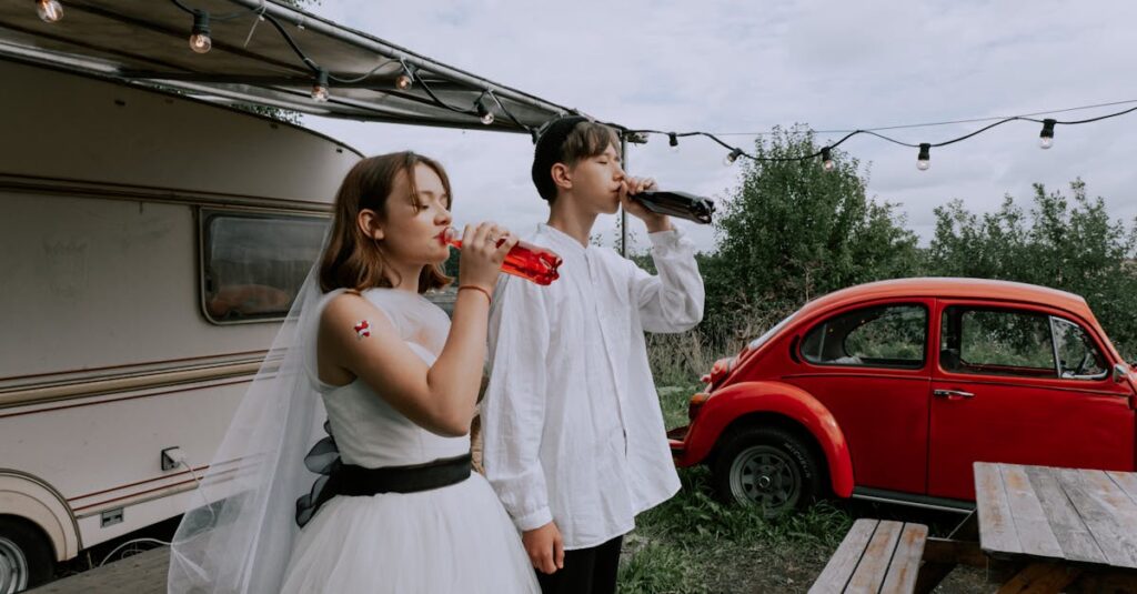 格安SIM乗り換えの隠れコストについて悩んでいる男性が、スマートフォンと請求書を見比べている様子。