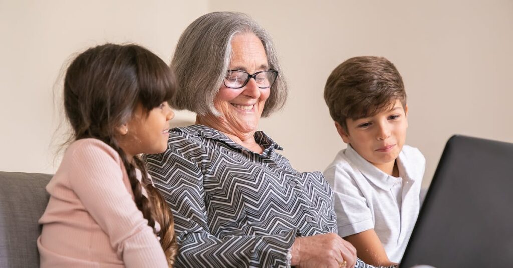 サポートが充実した格安SIM会社でシニアがスマートフォンの相談をしている様子