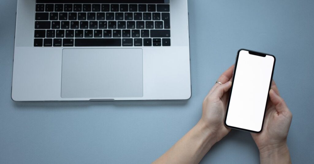 スマートフォンの初期設定に不安を感じたシニアがサポートスタッフと一緒に作業を進めている様子