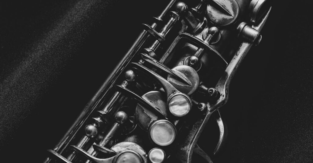 サックスの売却前に掃除や付属品の確認を行う人の手元。