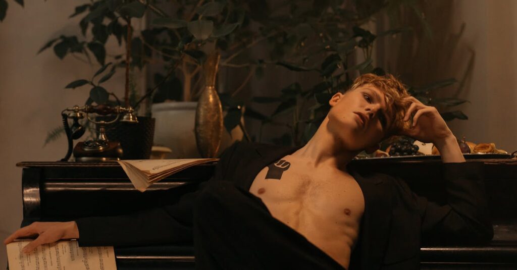 査定中の楽器を細かくチェックする査定士の手元と道具のクローズアップ写真