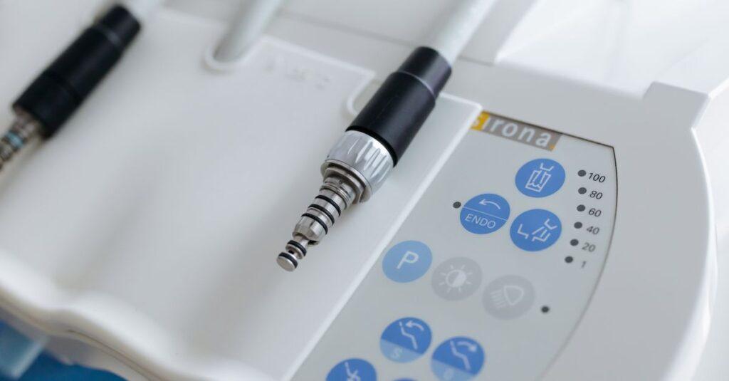 楽器をネット買取に出す際に丁寧な写真と説明文を用意する様子のイメージ