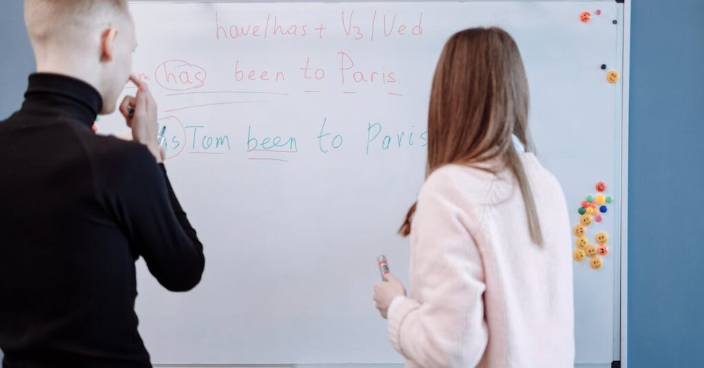 英会話教室を選んでいる社会人が比較表を見ながら真剣に検討している場面。