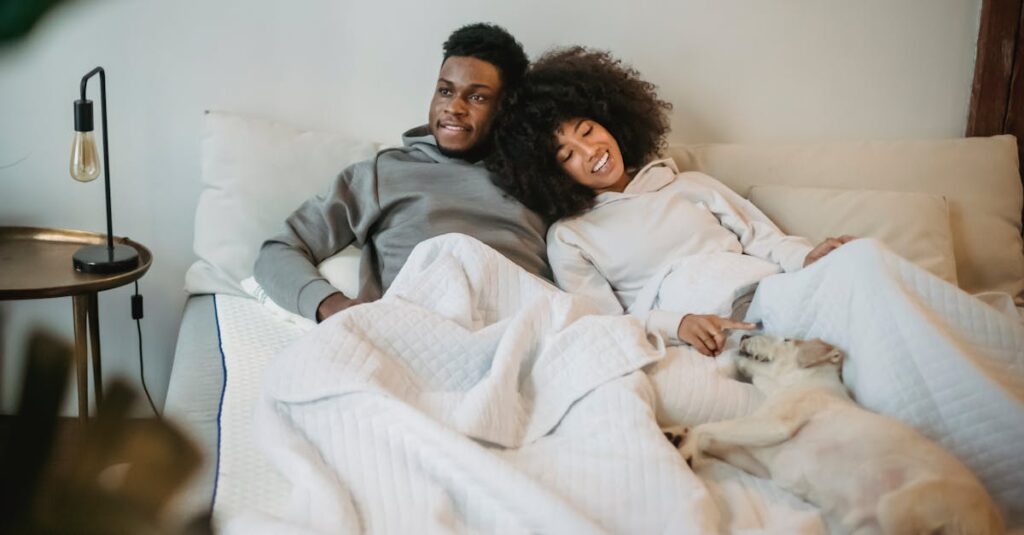 夜間に発生する害獣被害のイメージ画像。深夜に天井裏で音がする状況を示しており、不安な住民の様子も描写されている。