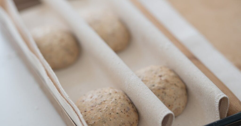 害獣が再侵入しないよう住宅の隙間を封鎖している様子