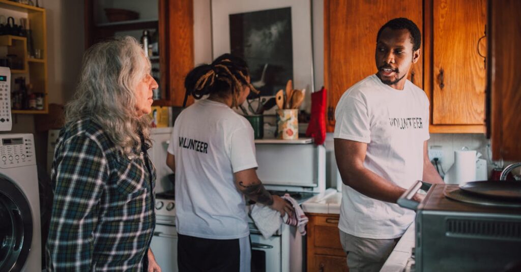 レトロゲームソフトを布や綿棒で掃除している様子のイメージ画像