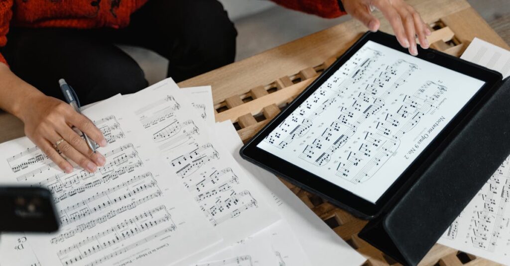 3つの異なるサックスメーカーのロゴとモデル写真を比較する表。